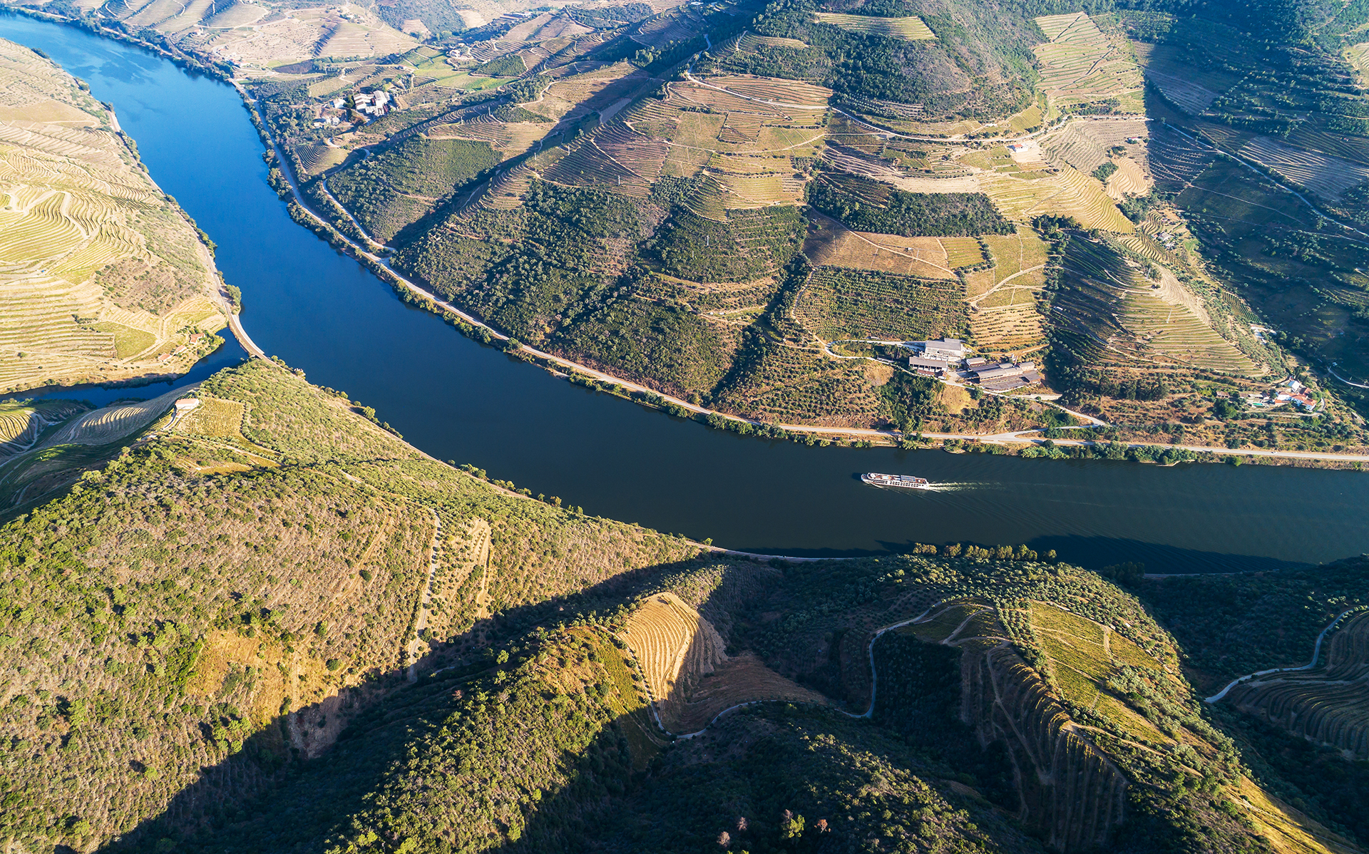 Conduza num sentido e regresse de barco ou de comboio para explorar o Douro